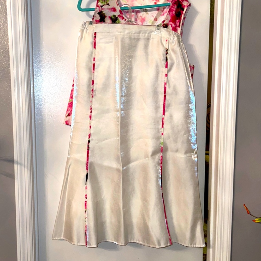Plus sized women’s white maxi skirt with Iridescence and pattern lining.